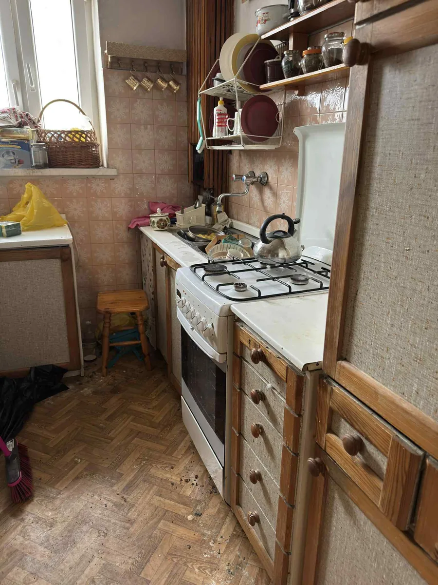 Kuchnia w bloku przed demontażem - stara zabudowa, szafki i sprzęt AGD