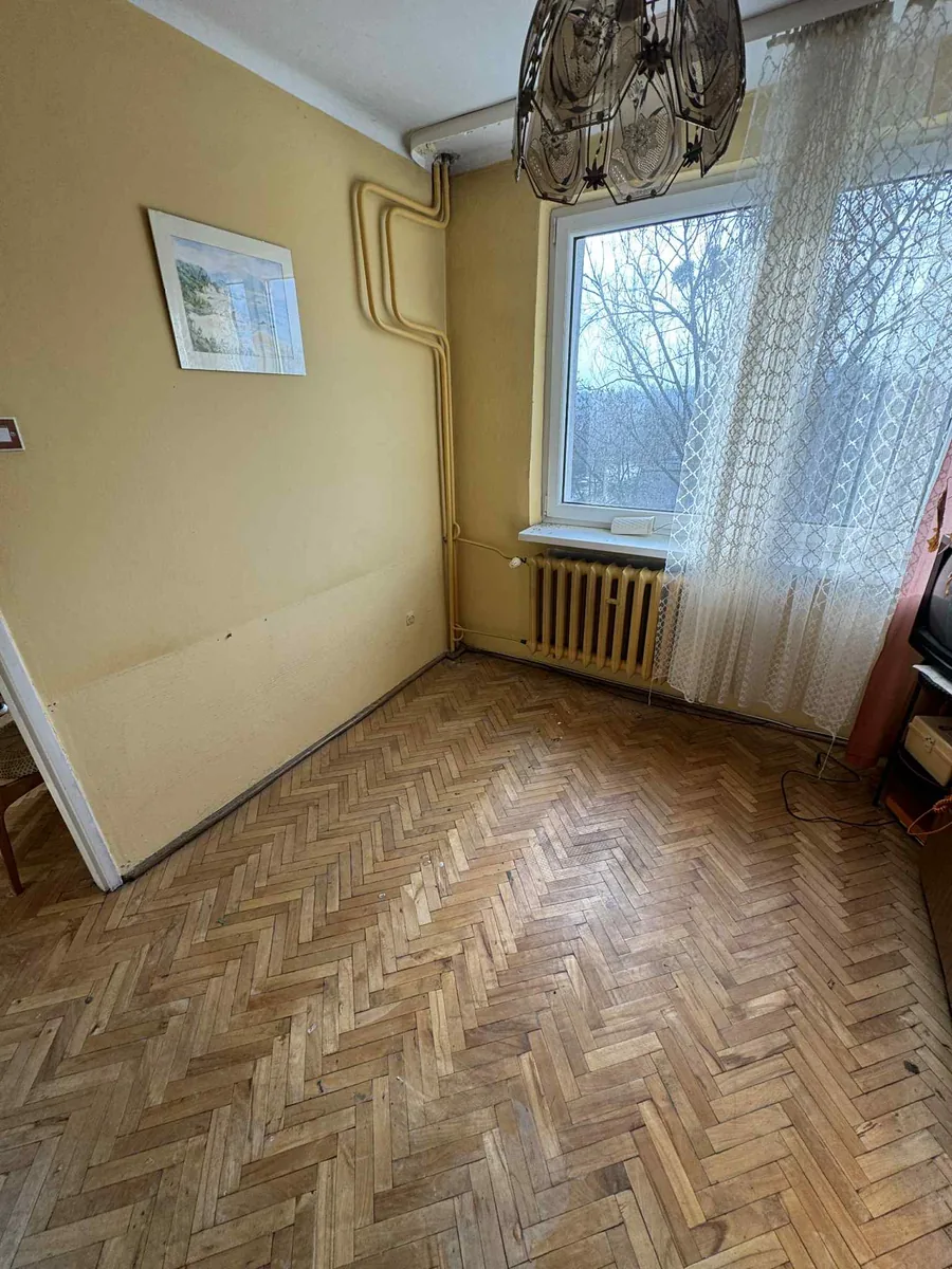 Ten sam pokój po opróżnieniu i umyciu podłóg - pusty, gotowy do remontu
