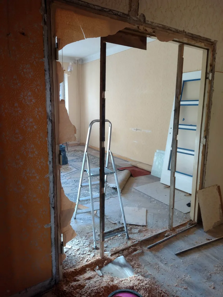 Zdejmowanie ścianki działowej w mieszkaniu - gruz przygotowany do wywozu